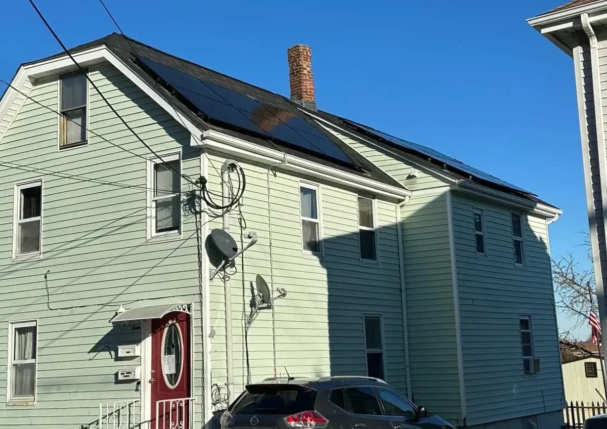 Solar house with rooftop solar panels and driveway, residential energy-efficient home with solar power system, modern house utilizing renewable solar energy, sustainable living with solar panel installation, relevance.